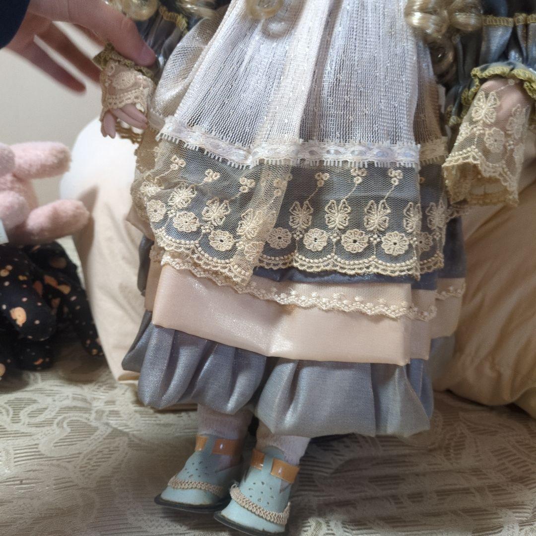 レース装飾のドール