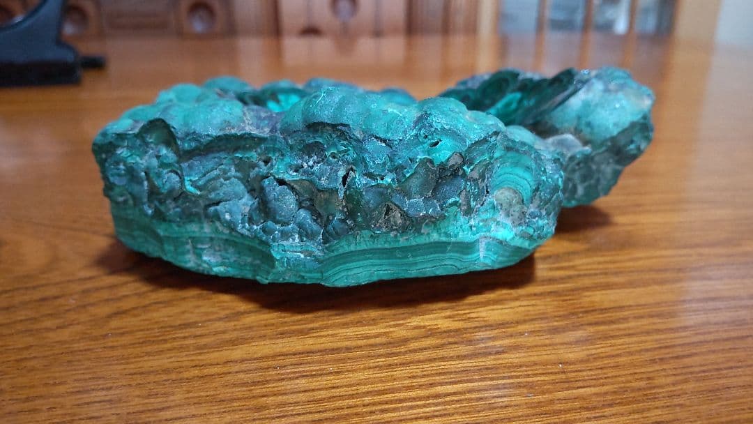 マラカイト原石（中央に球形の凹みあり）