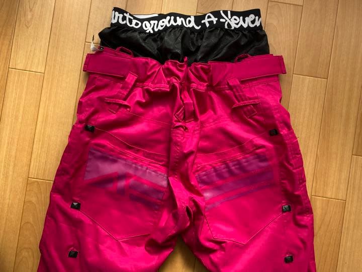 スノボーウェア　スキーウェア　ズボン　パンツ　デサントピンク