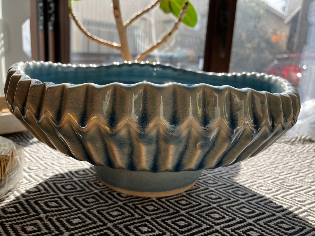 美品 水色の陶器製 花器 と 丸大形 高級剣山は新品未使用　ワレモノ発送致します