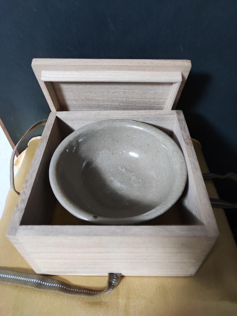 中国骨董品　明時代　龍泉窯　茶碗　箱付き