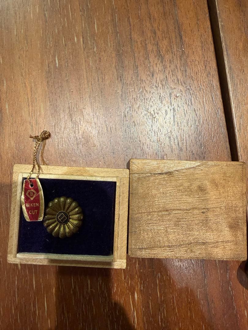 18G金メッキ花模様　徽章　レア