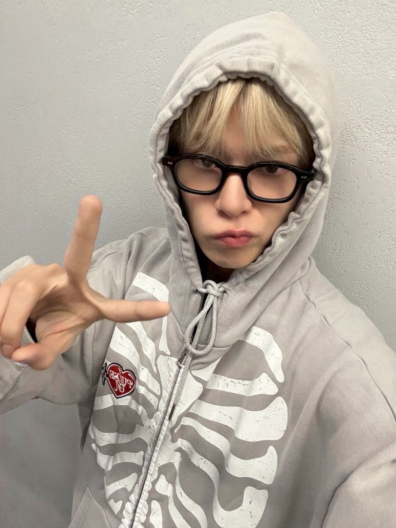 TREASURE フーディー M グレー 未開封 PLUSE ON パーカー