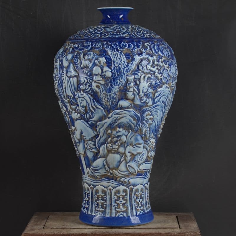清乾隆藍地に彫られた十二支人物紋梅瓶 景徳鎮 装飾品 現代工芸品美術品 置物