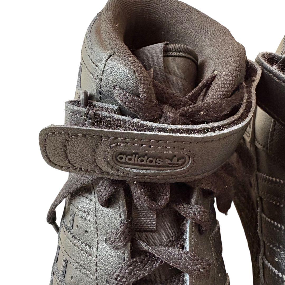 アディダス☆フォーラムミッドスニーカー バスケットボールシューズ 23.5 黒