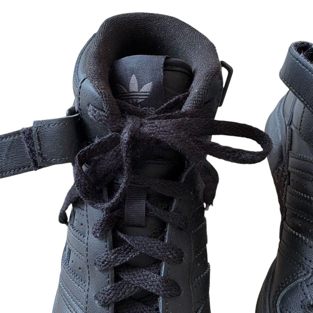 アディダス☆フォーラムミッドスニーカー バスケットボールシューズ 23.5 黒