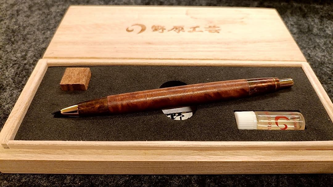 野原工芸 斑紋孔雀色金具 クス瘤杢BP