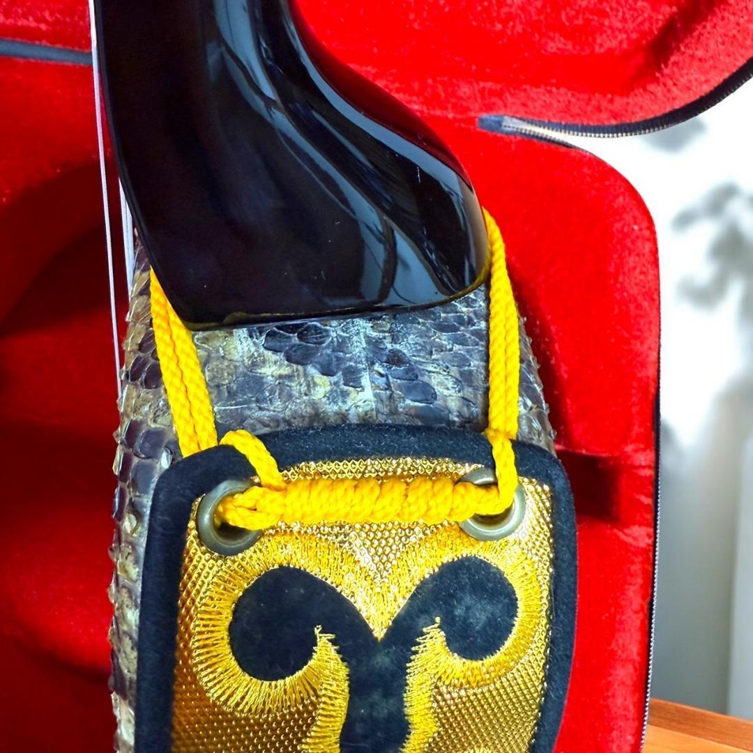 ☆美品 沖縄 琉球 三線 本蛇革 本革 蛇革 本皮 蛇皮 爪 ケース付 伝統楽器