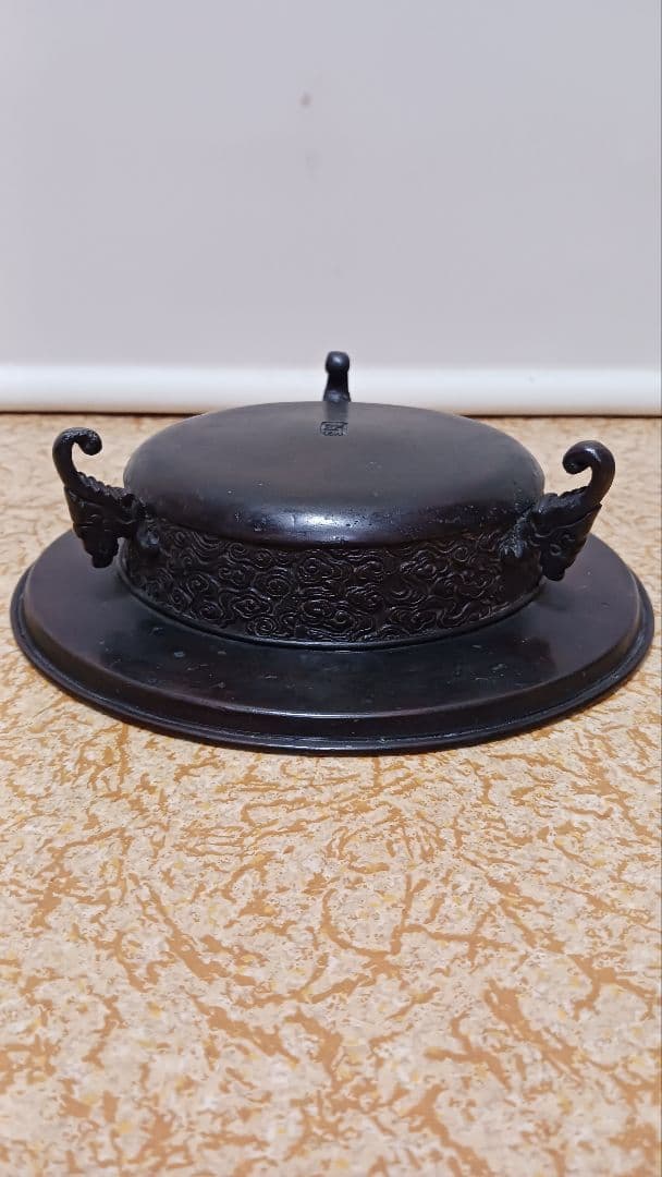 時代物　金工師　市川東玉斎　銅製三足流雲文獣足丸形花入　在銘　東玉斎　花器　箱付