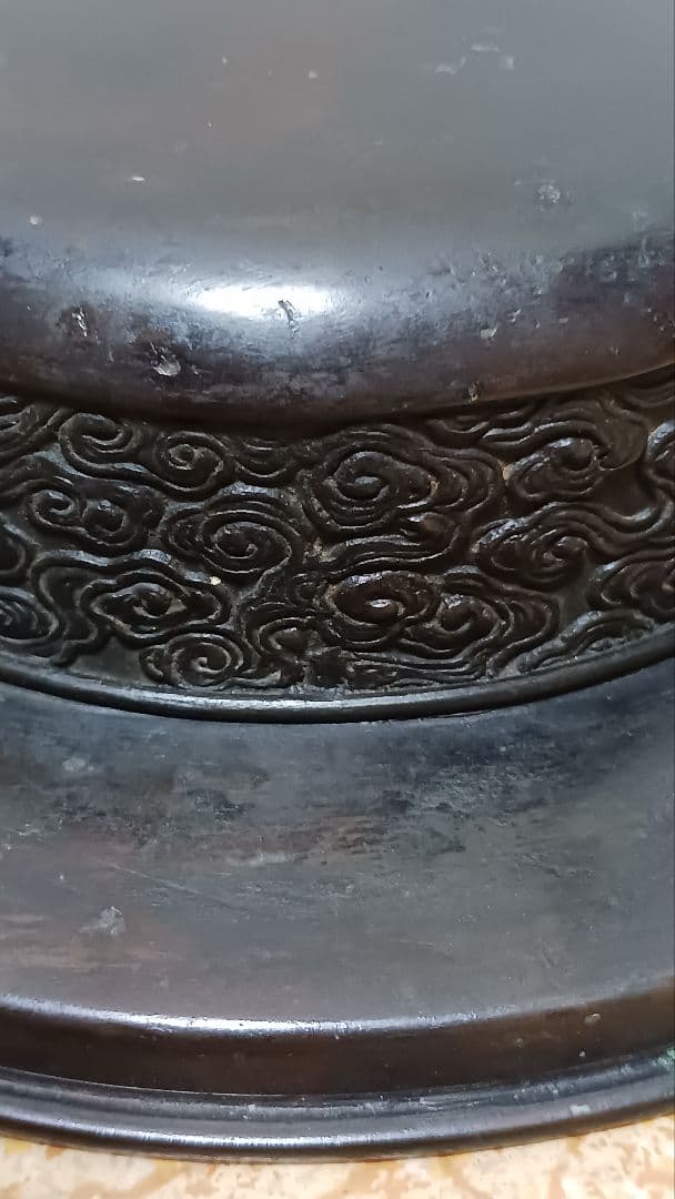 時代物　金工師　市川東玉斎　銅製三足流雲文獣足丸形花入　在銘　東玉斎　花器　箱付