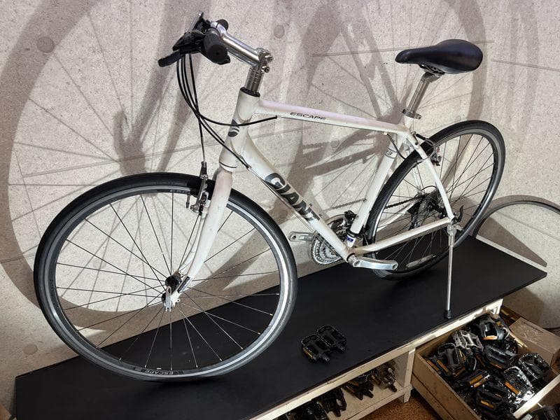 GIANT ESCAPE R3 クロスバイク sizeM　ホワイトカラー