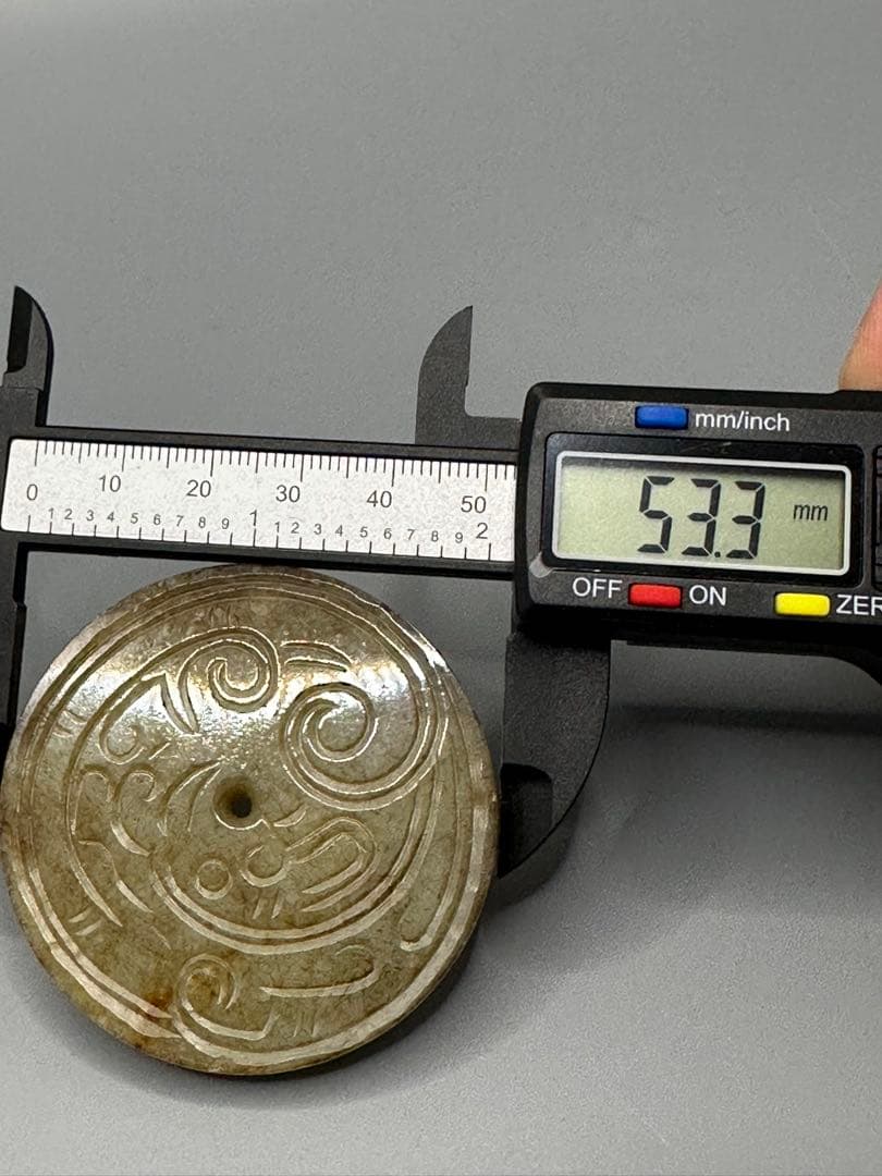 彫刻円盤 2個セット ループタイ　和田玉　古砡　白砡　根付　天然素材 置物骨董