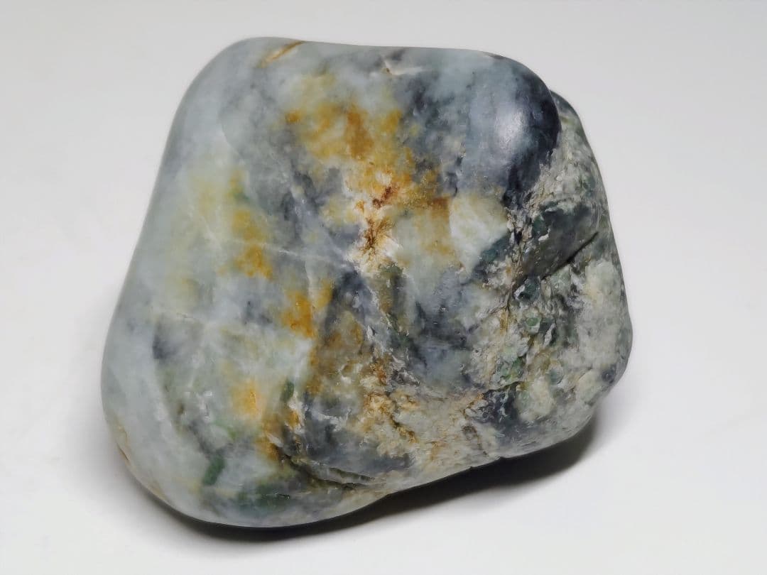 糸魚川144 翡翠 195g ヒスイ 原石 鑑賞石 自然石 誕生石 鉱物 鉱石