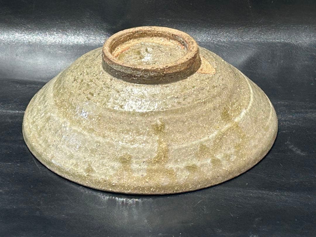 美しい古美術◾️蔵から深みのある緑色の釉薬が流れる上品で美しい平茶碗が出て来ました