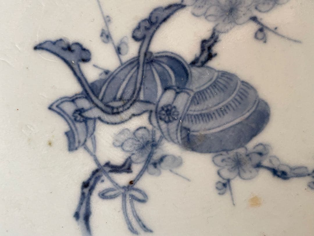 骨董　アンティーク　平戸　三川内　染付　梅に兜図　皿　丸皿　甲冑