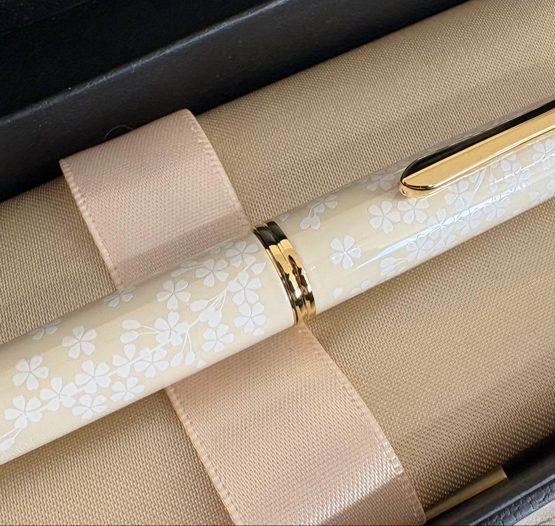 美品 パイロット レディホワイト桜 油性ボールペン 未使用