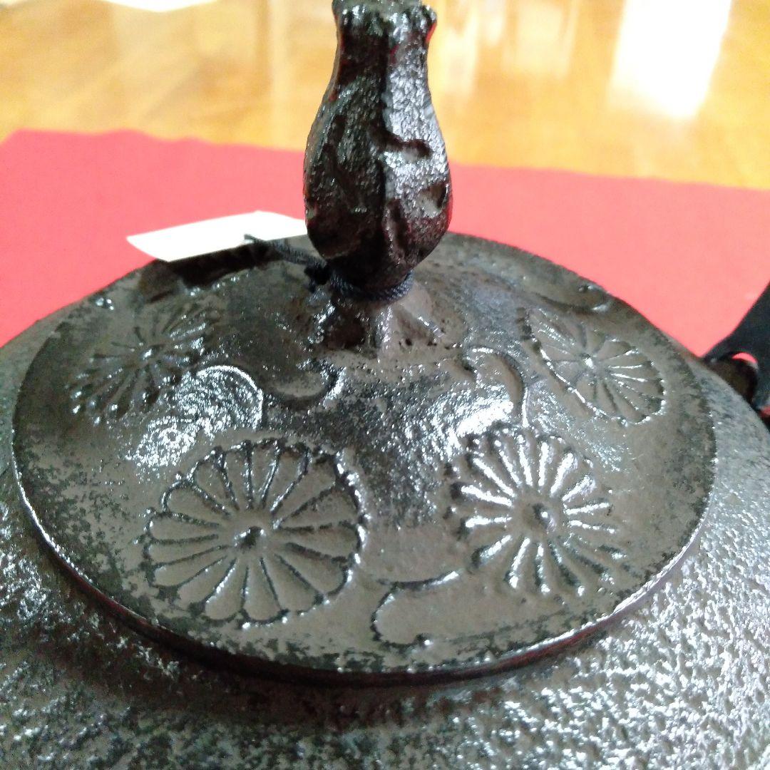 南部鉄器菊唐草紋入　手造り鉄瓶