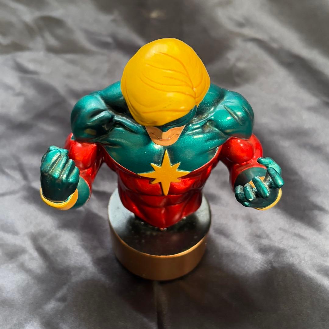 CAPTAIN MARVEL フィギュア　70sバージョン　マーベルミニバスト