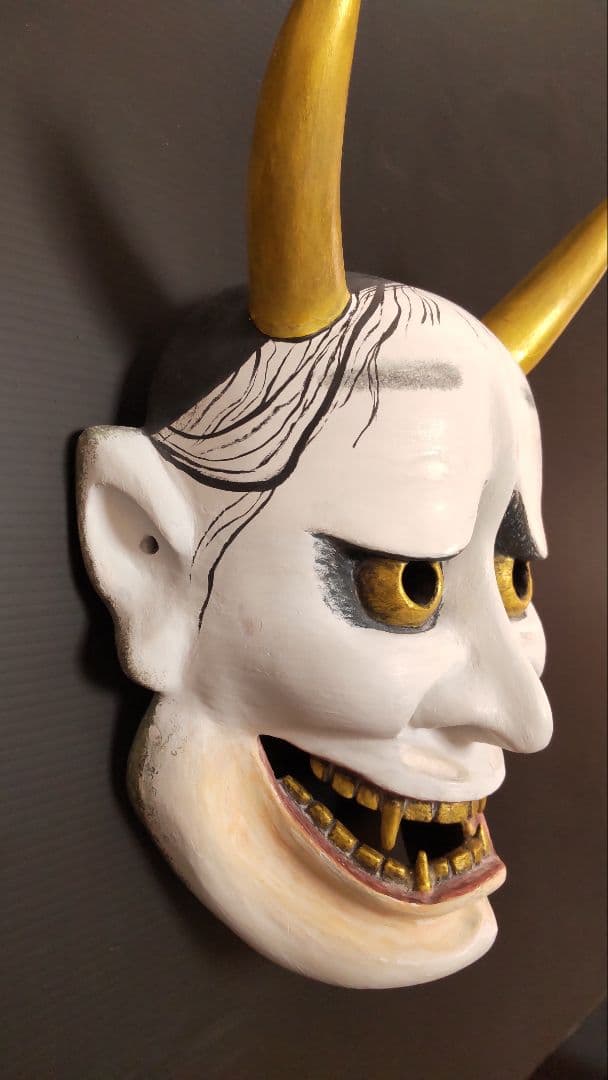 伝統的な能面 金色の角