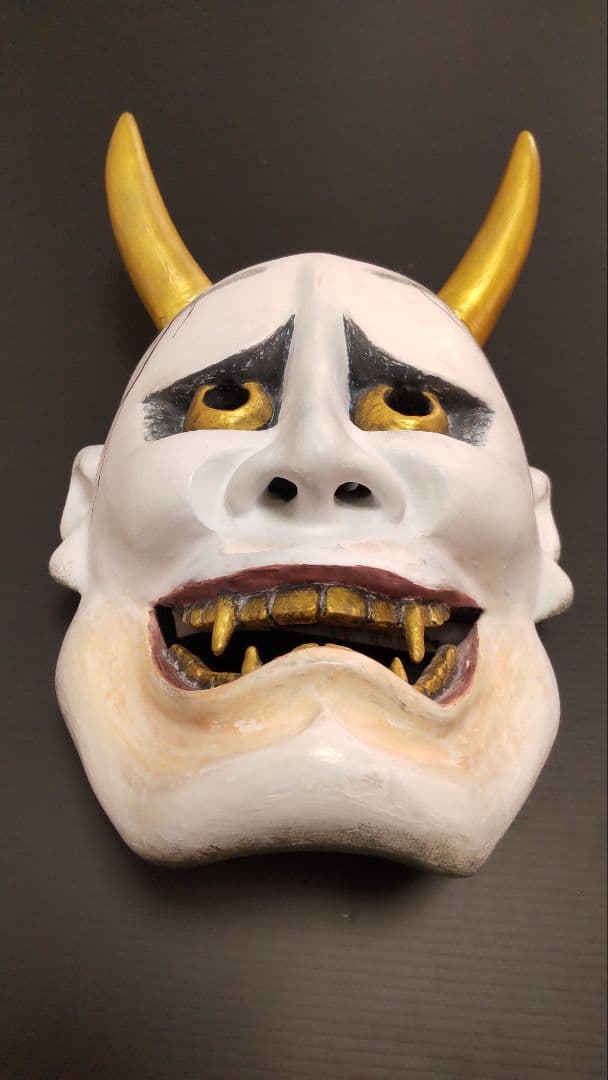 伝統的な能面 金色の角