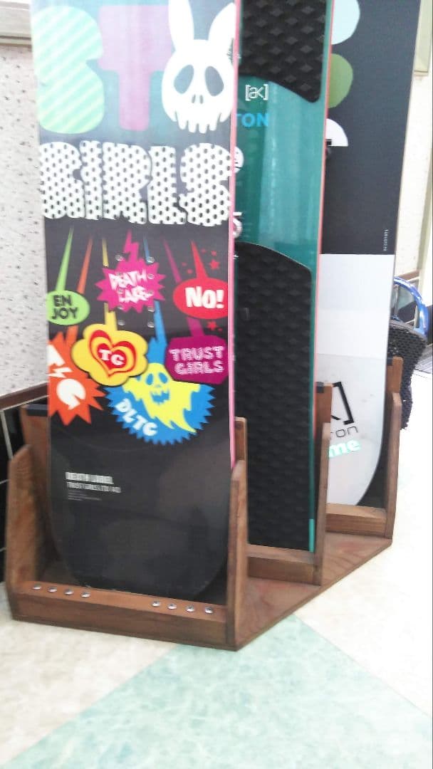 スノーボードディスプレイスタンドラック３本用左側用　カラーウォルナット