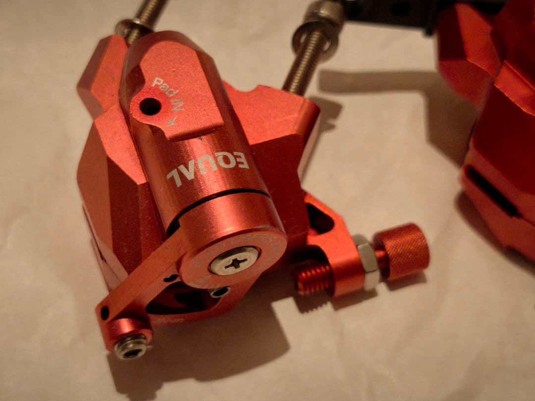 EQUAL 機械式ディスクブレーキキャリパー（フラットマウント）　レッド