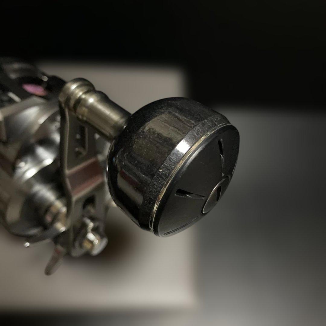 シマノ　24 オシアコンクエストCT 301MG (左)