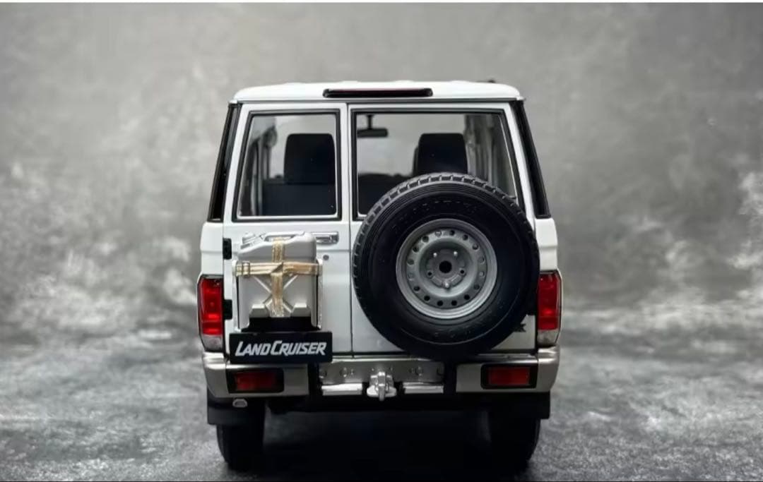 トヨタ ランドクルーザー 1/18スケールモデルミニカー