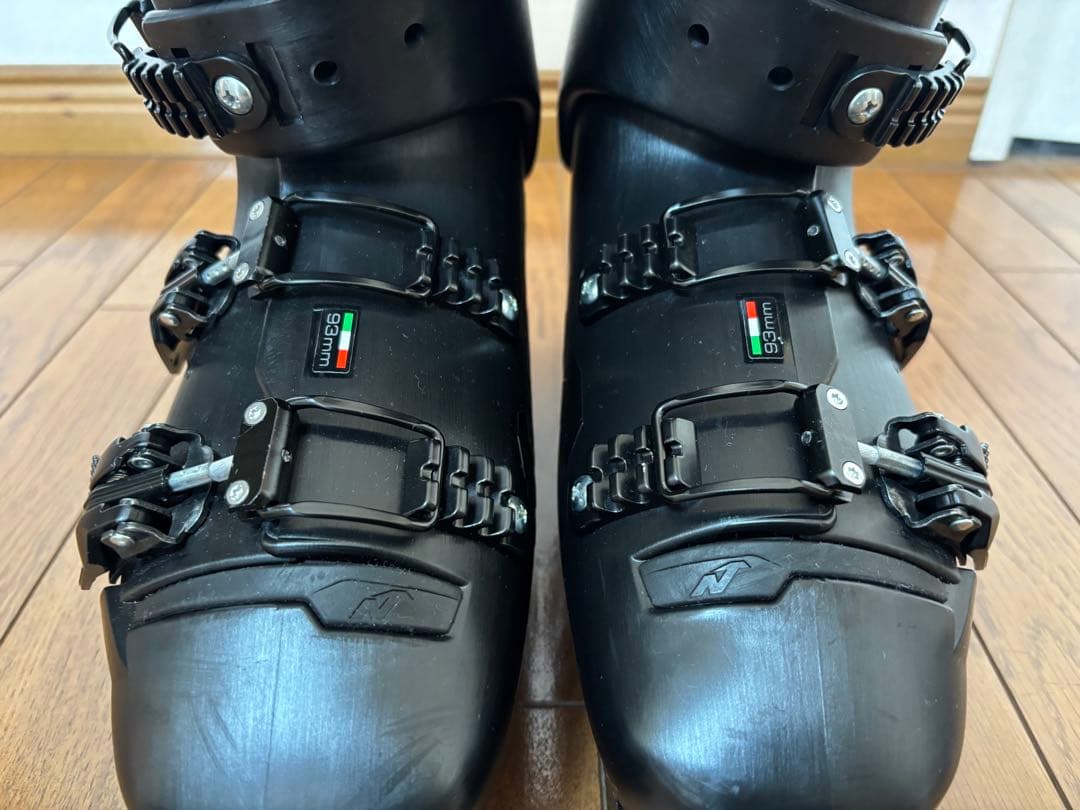 Nordica DOBERMANN 5 RD Sのブラックスキーシューズ。