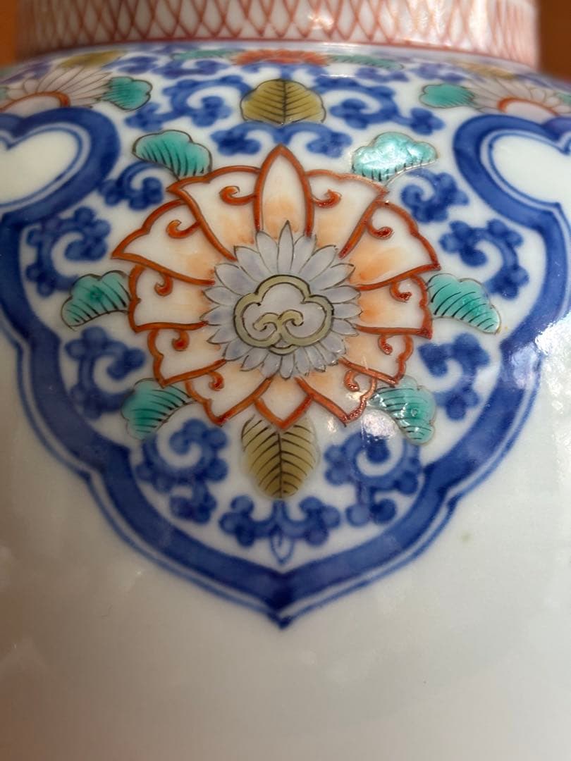 人間国宝重要無形文化財十三代柿右衛門作色絵牡丹唐花剣菱文花瓶