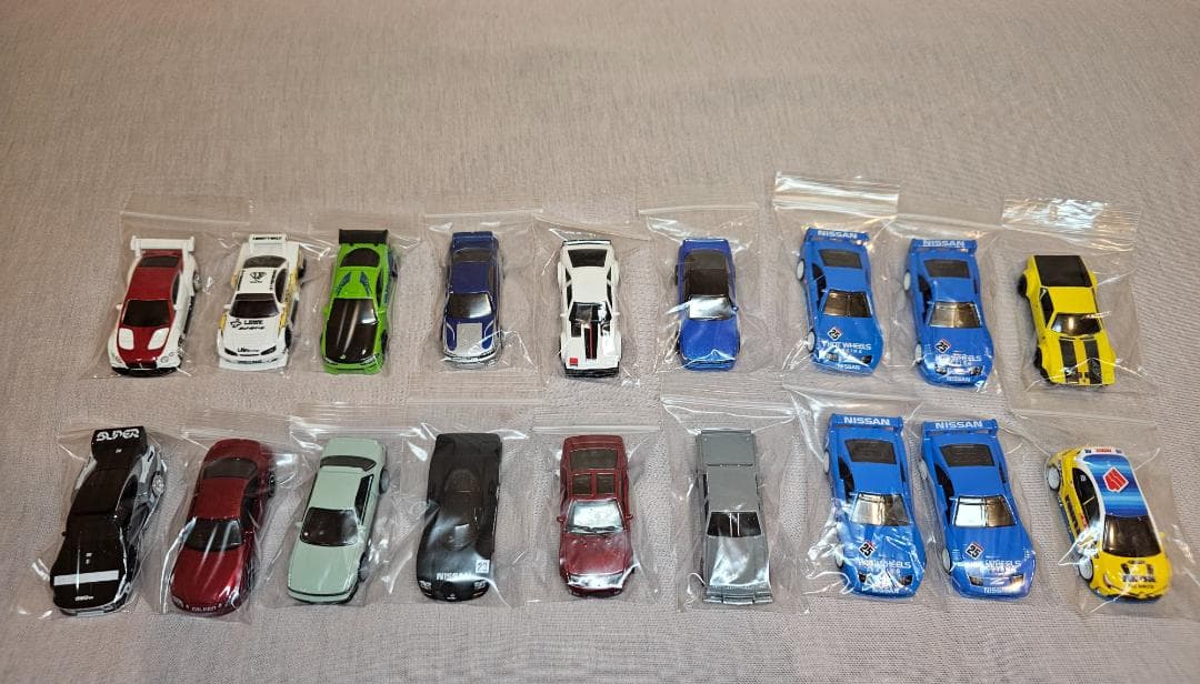 合計235 台のミニカー