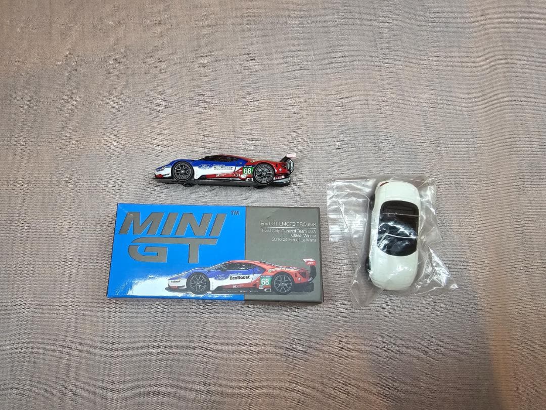 合計235 台のミニカー