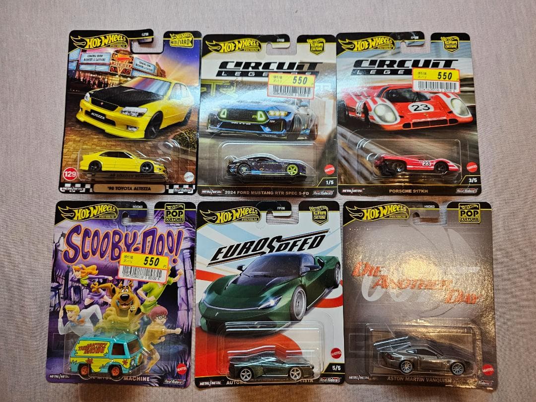 合計235 台のミニカー