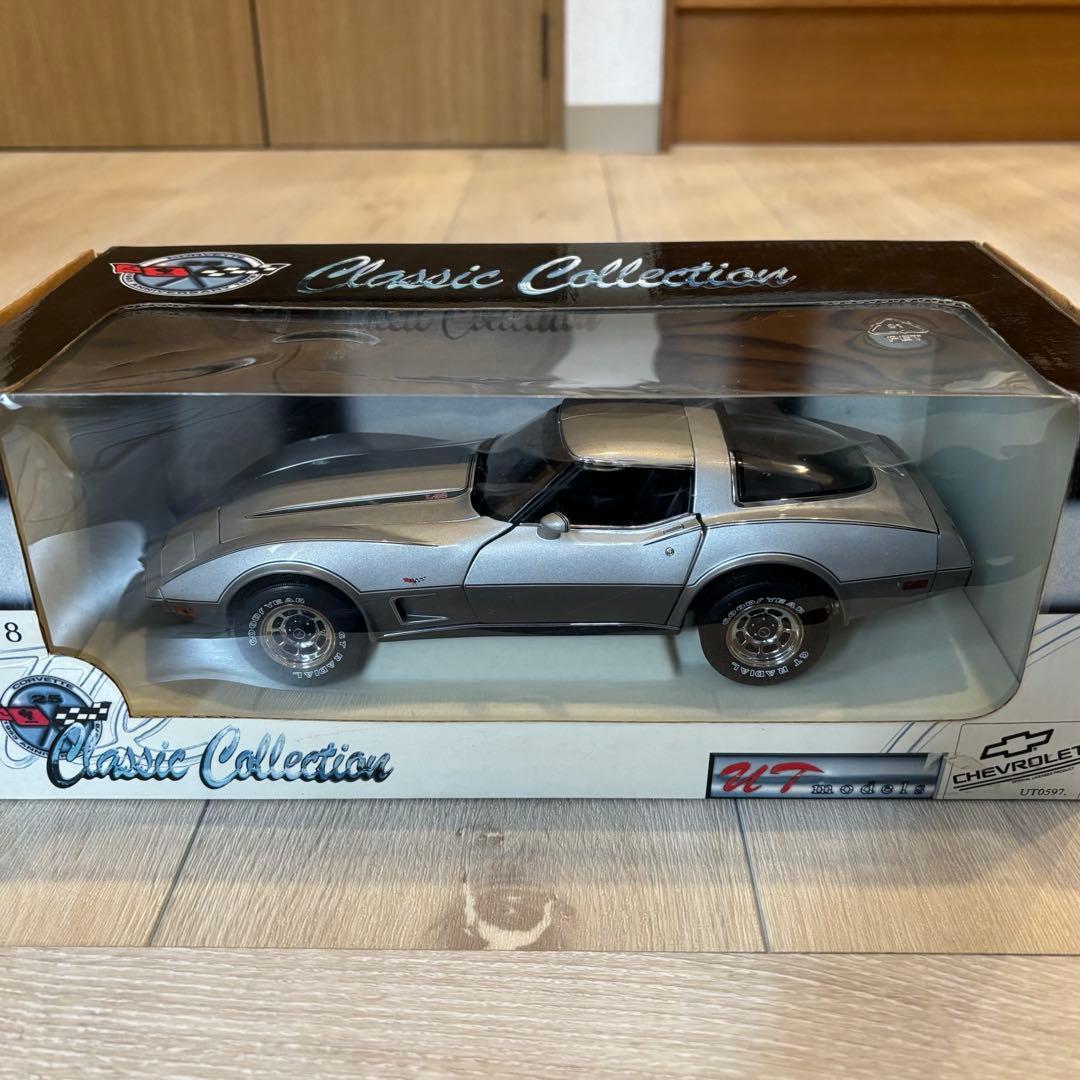 UTモデルズ 78シボレー コルベット アニバーサリー グリーンライト 1/18