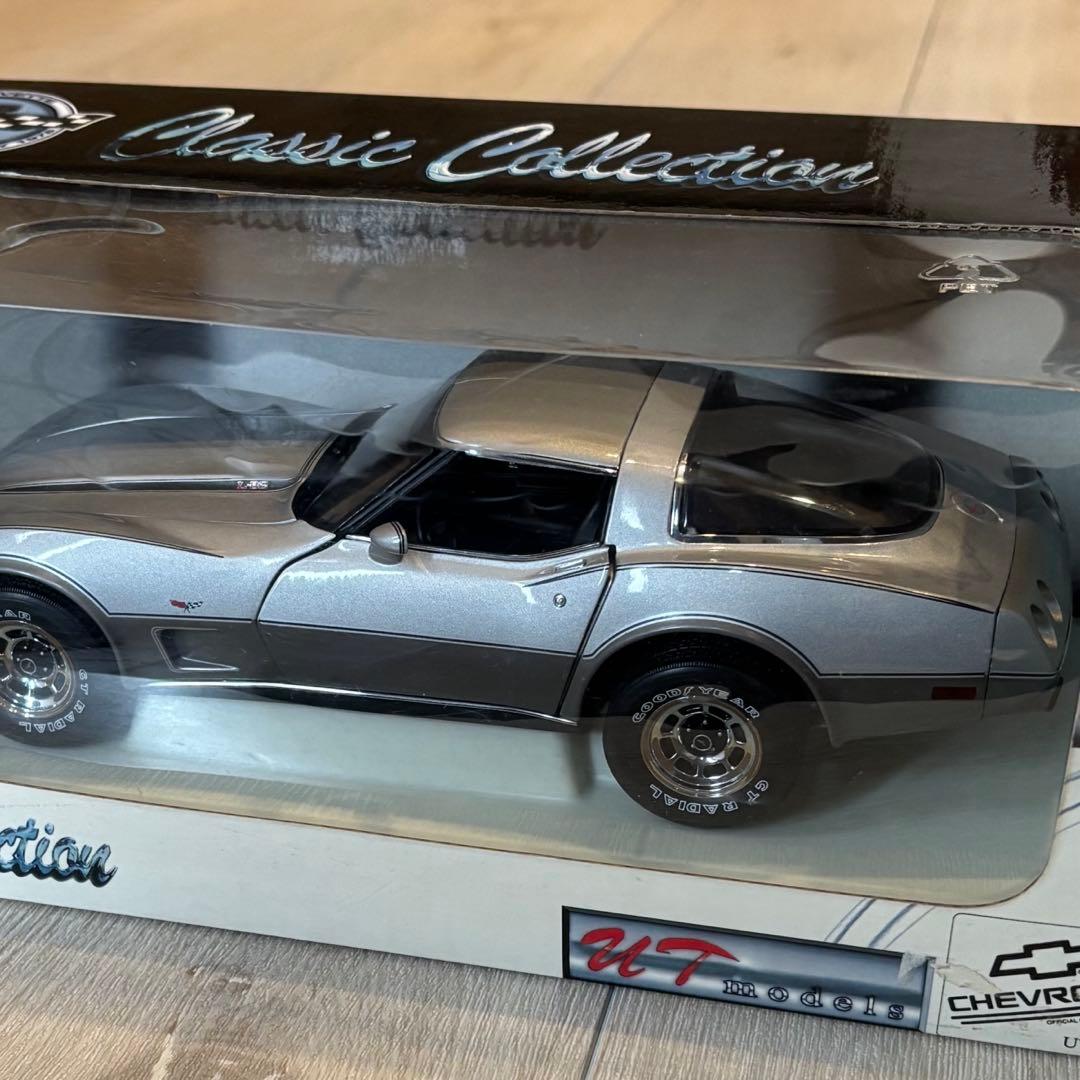 UTモデルズ 78シボレー コルベット アニバーサリー グリーンライト 1/18