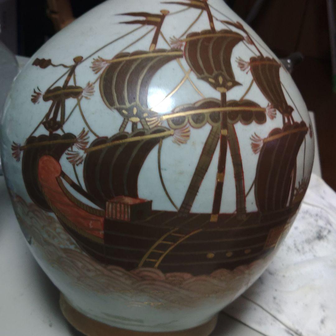 陶器の花瓶 2人の女性と帆船の絵