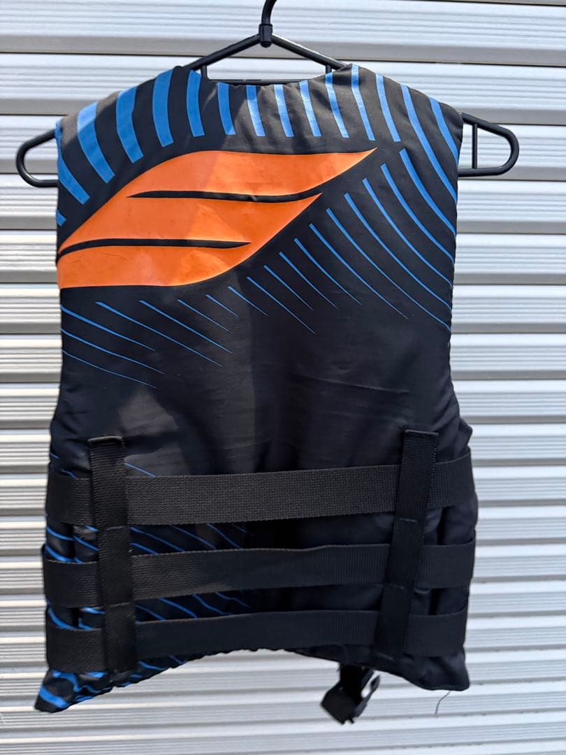 ライフジャケット 黒と青のストライプ
