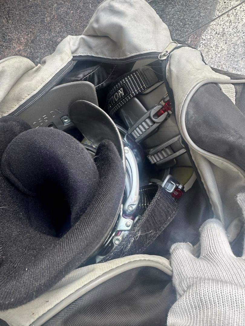 スキーウェア、スキー板、スキー靴、スキースティック