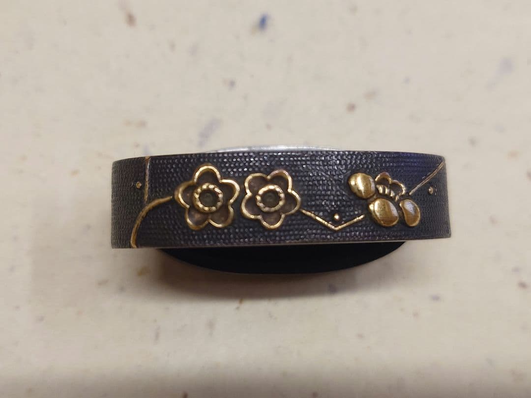 縁頭、赤銅魚子地に梅華図