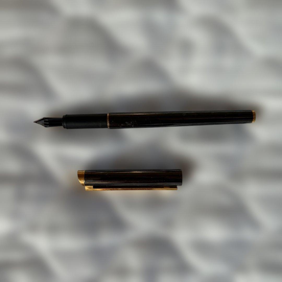 セールDunhill 黒色 金属製 万年筆 ゴールドアクセント