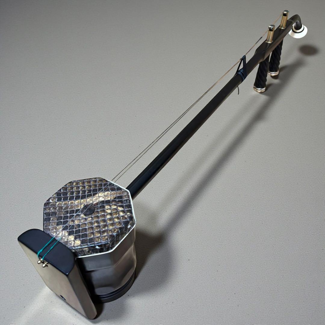 美品✨二胡 木製 蛇皮良好 琴筒内 印あり 弓・ケース（オマケ）付 中国楽器