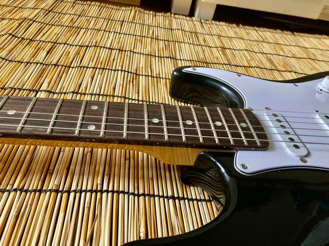 ☆再値下断行☆　ノーブランド　軽量、ネック太め、新機能満載のST