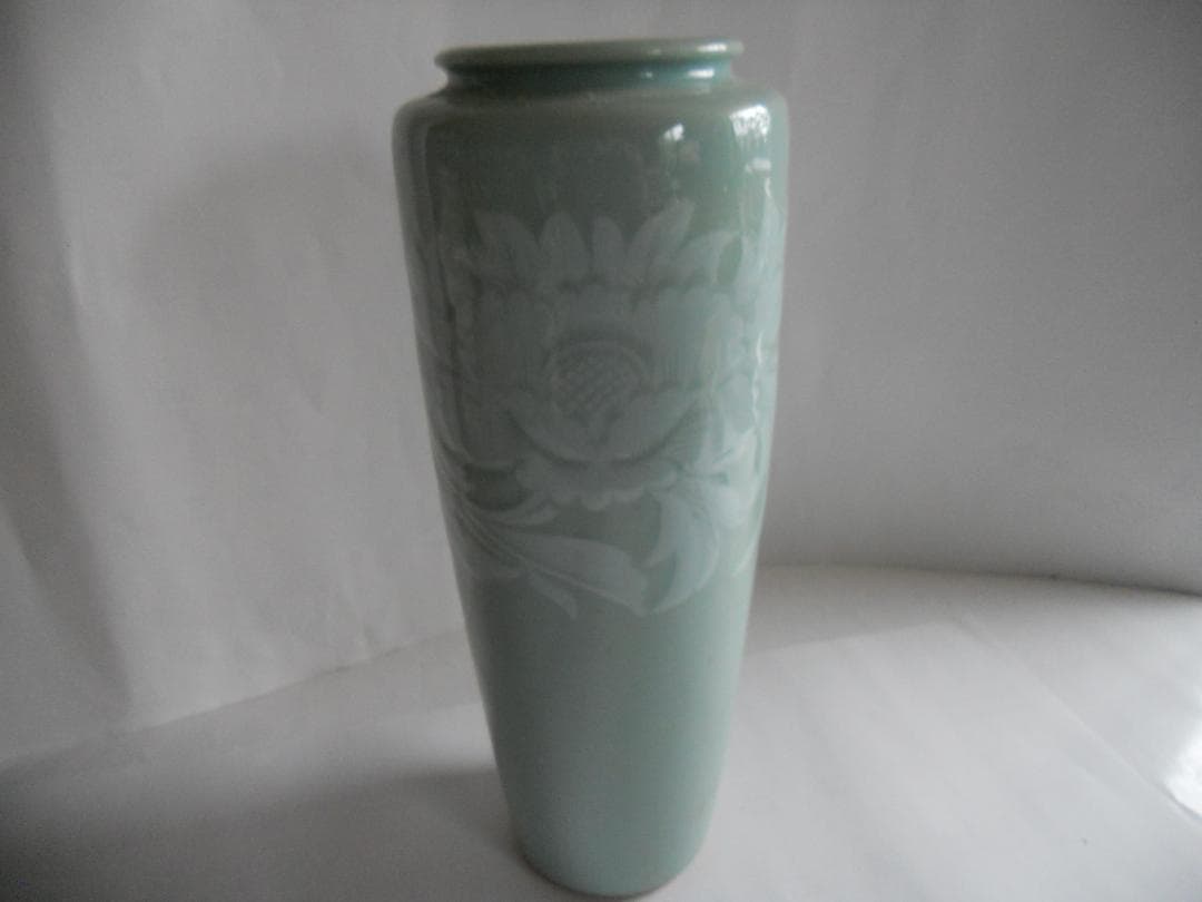青磁 陽刻模様 青磁堀 造 牡丹画 花瓶 です。