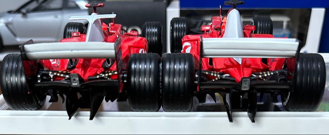 Ferrari F2004 1/18 ミニカー ディスプレイケース付き2台