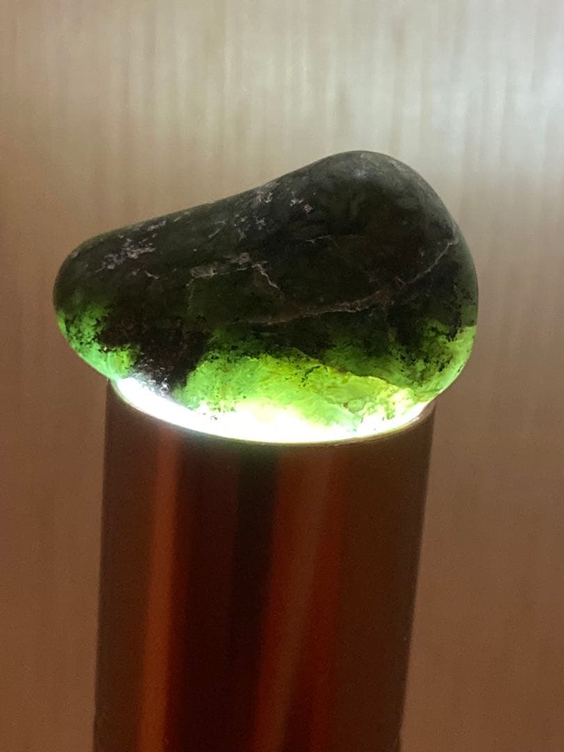 【極上の手触り】糸魚川翡翠 原石 6.8g ツルツル 透過あり お守り 石肌美