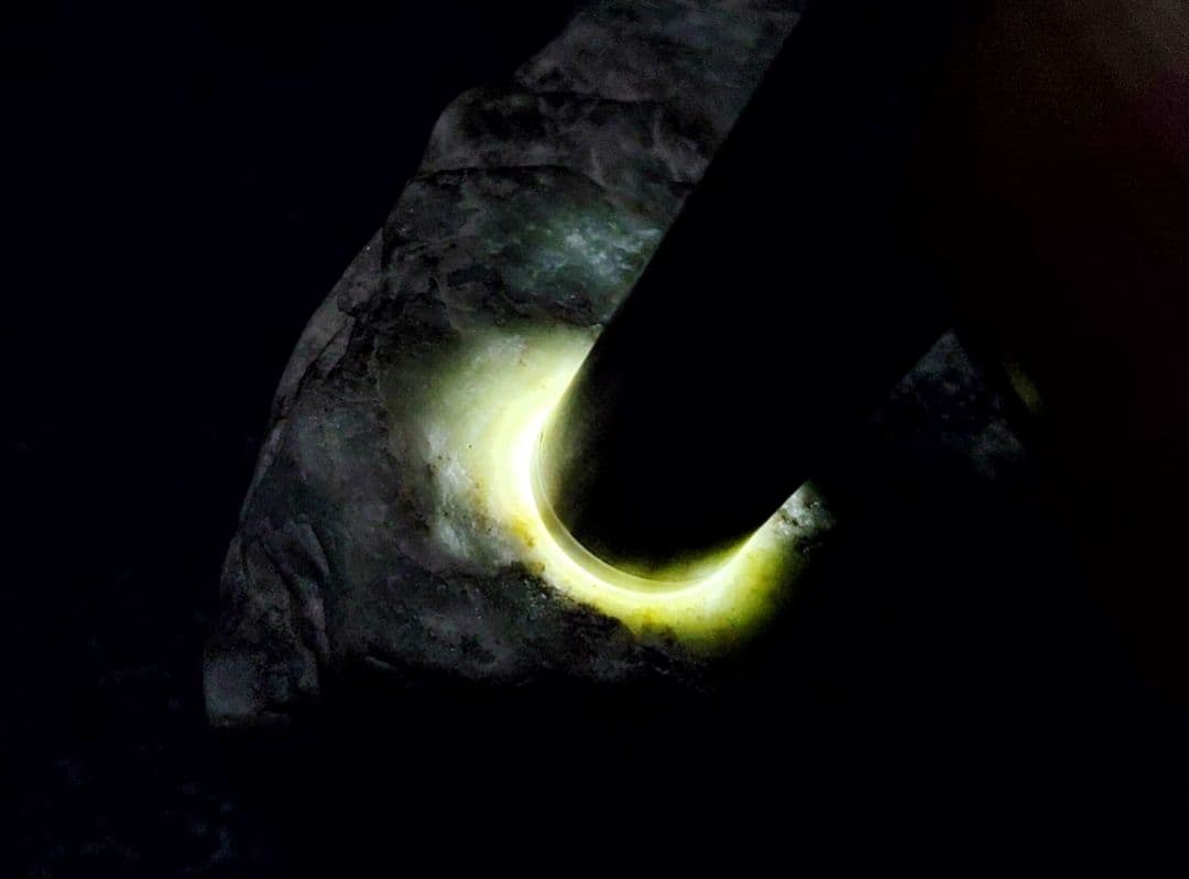 ★翡翠原石★青海川・硬玉【川ズレ・カット677ｇ】