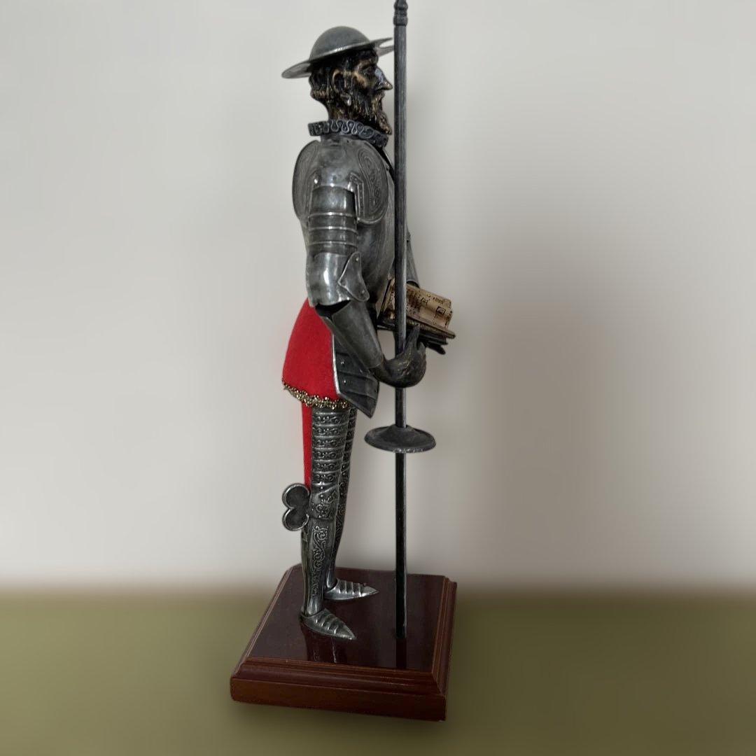 金属製騎士像 本付き 木製台座