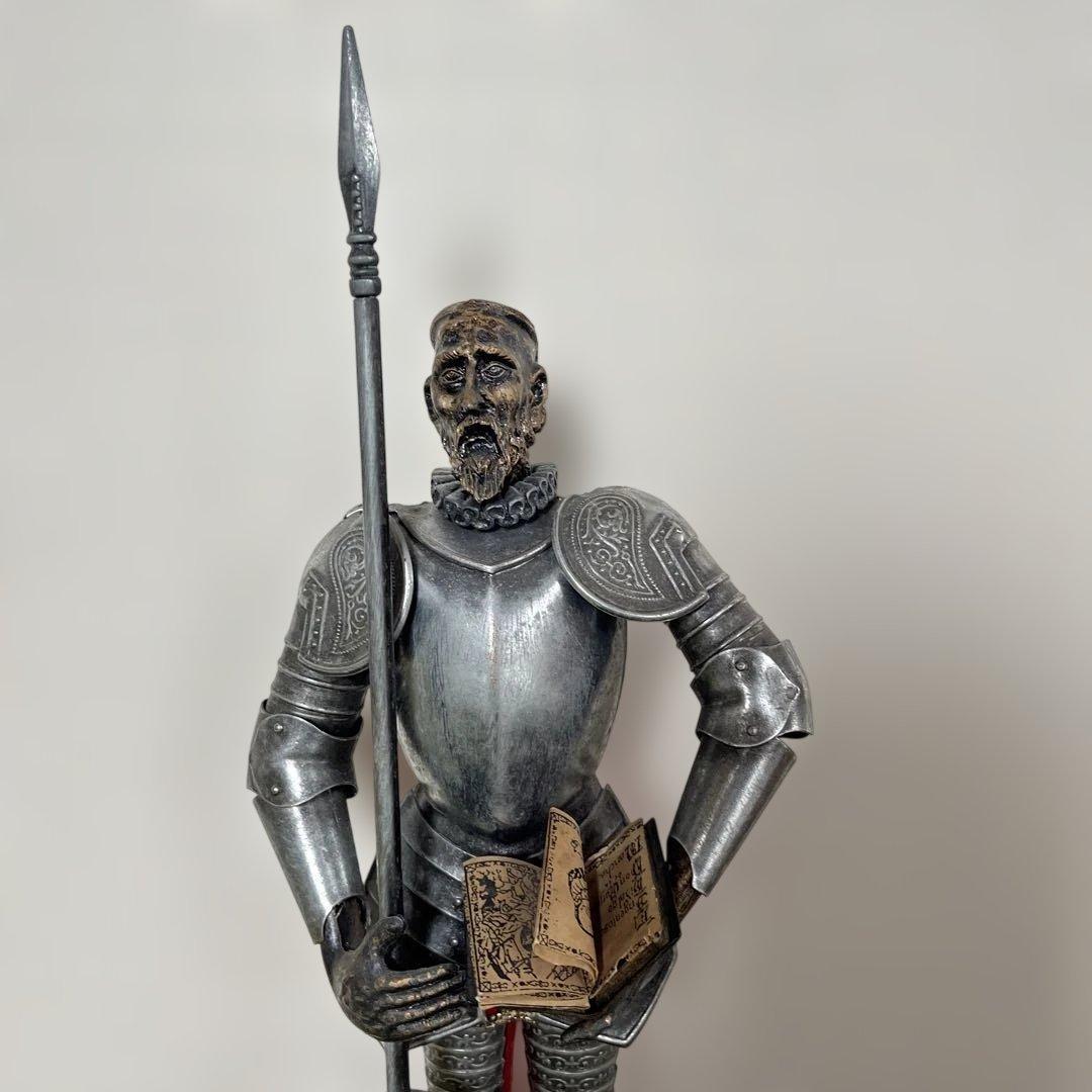 金属製騎士像 本付き 木製台座