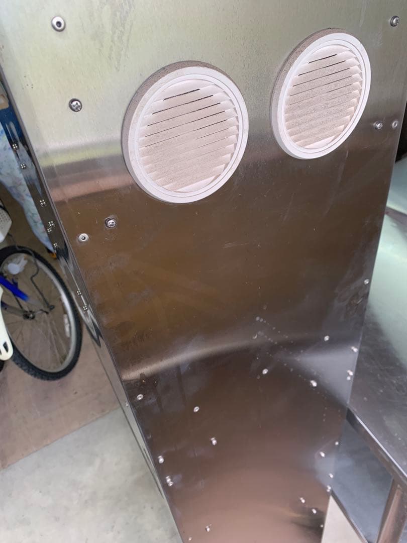 プロ用包丁、まな板殺菌庫。殺菌灯4本付き