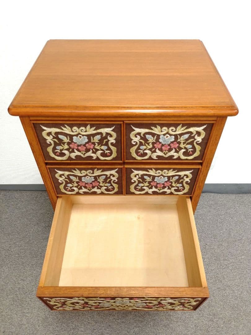 ヴィンテージ 木製タンス 刺繍装飾引き出し付き 刺繍 5段チェスト